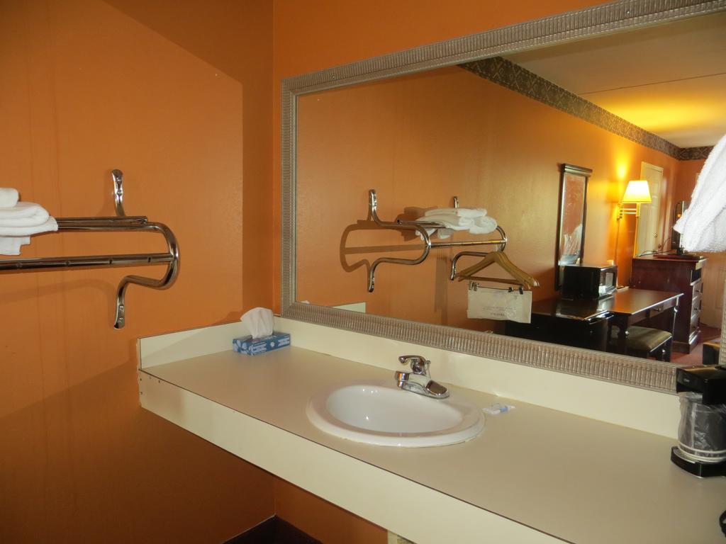 Americas Best Value Inn Ozark Exteriör bild